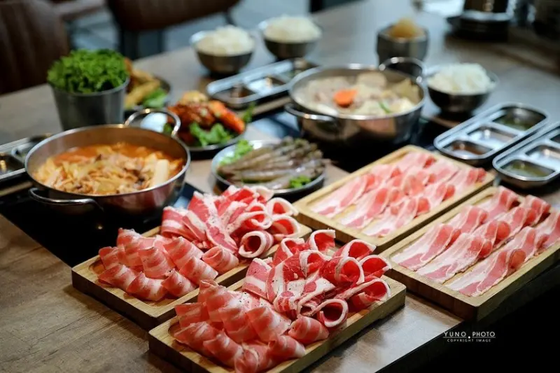 桃園市八德區小資上班族必吃商業午餐 高CP值只要$250起 小菜飲料無限量供應｜燒桶子韓食燒肉(桃園八德韓式料理推薦)