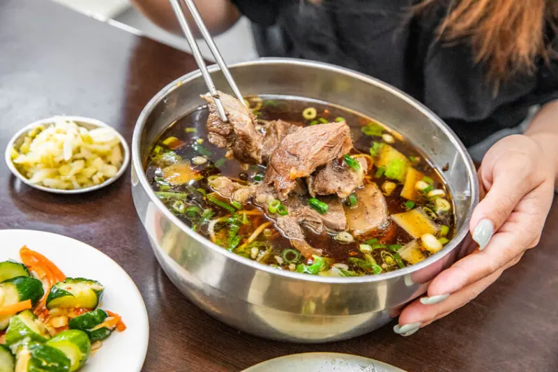 台中市南屯區家傳口福牛肉麵｜肉多大塊還很便宜！鄉民大推平價大碗公牛肉麵