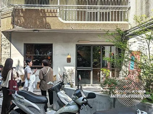 台北信義-[SAND COFFEE] 吳興街三興公園旁，迷人精緻時尚復古風格，自製綿密鹹蛋黃巴斯克與自家烘焙咖啡，一開門就客滿的新開幕深夜咖啡廳