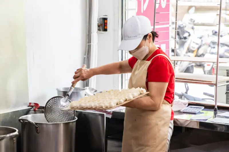 台北市中山區水餃之家｜一天只賣三個半小時！藏身巷弄五十年歷史老牌水餃店