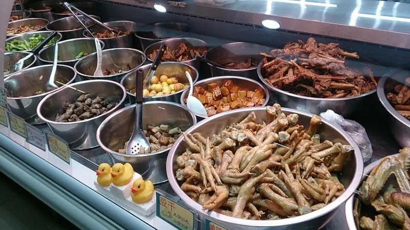 宜蘭縣羅東鎮鴨喜露滷味專家》宜蘭在地煙薰”冷”滷味，涼涼吃很夠味，有羅東.五結.礁溪分店