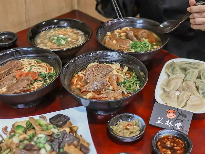 探索新竹不為人知的美食天堂芷林堂牛肉麵！繁複的湯頭、細膩的手工醬料，每一口都是對美食的熱愛和追求！