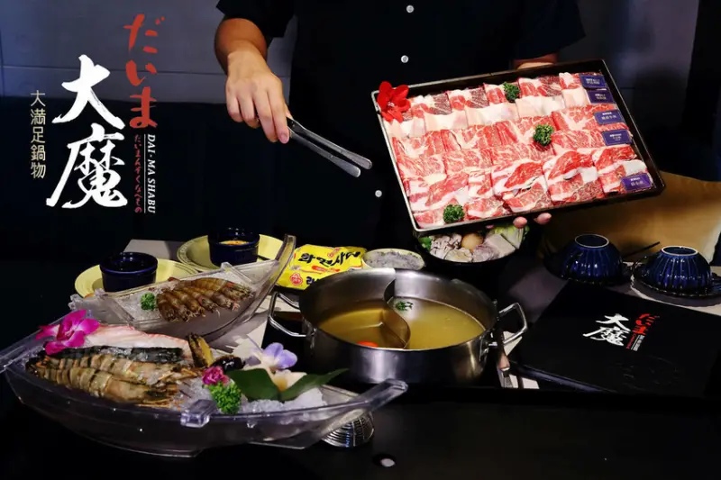 全台最強肉品火鍋！大魔大滿足鍋物中和店，四號公園超人氣高質感火鍋，巨大霸王手臂蝦海鮮船+25盎司的肉，居然不用3000元！