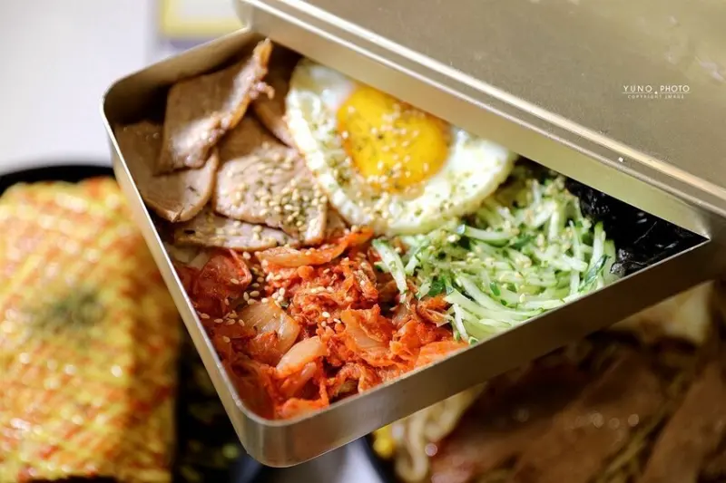 台中市大里區品嚐輕奢的台韓混搭風早午餐！激推搖搖便當、韓式拳頭飯糰、秘制薯餅大廈 樣樣美味｜來點什麼(台中大里區早