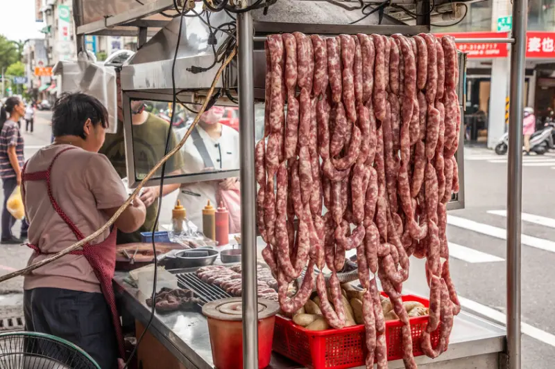 高雄市三民區大連街大腸香腸｜炭烤大香腸只要25元！四種配料還免費自己加，在地人推薦炭烤香腸攤
