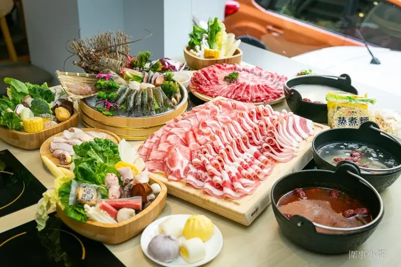 饗點鍋文心店！宜蘭饗點鍋進駐台中啦～湯頭鮮美再加上各式頂級肉品海鮮任君挑選，蔬食自助吧多種甜點也是吃到飽啊啊啊（邀約）