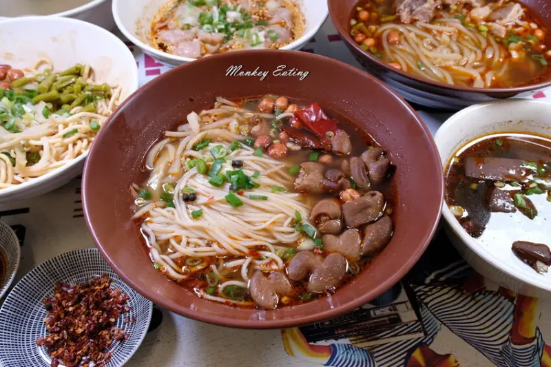 【台中北屯】粉粉麵麵｜台中好吃道地重慶酸辣粉、手工餛飩水餃麵食。近親親戲院 - 貪吃猴的幻想