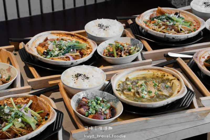 台南南科外送美食_小卒砂鍋雞米飯新市店，這家太頂了吧！大塊雞腿肉多樣蔬菜，新市區午餐_菜單