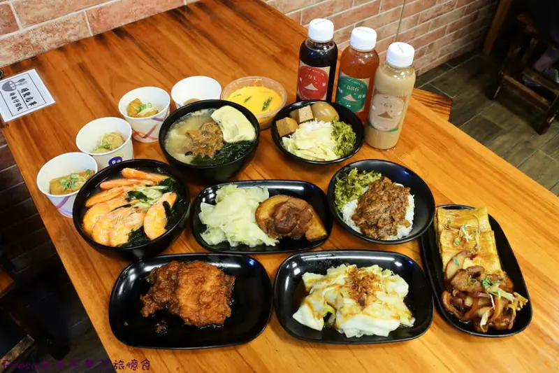 台中市西屯區台中美食【鹿港洪爌肉飯（逢甲店）】復古街邊風格設計.比手掌大爌肉排骨.供應素食餐點│逢甲夜市│西屯美食