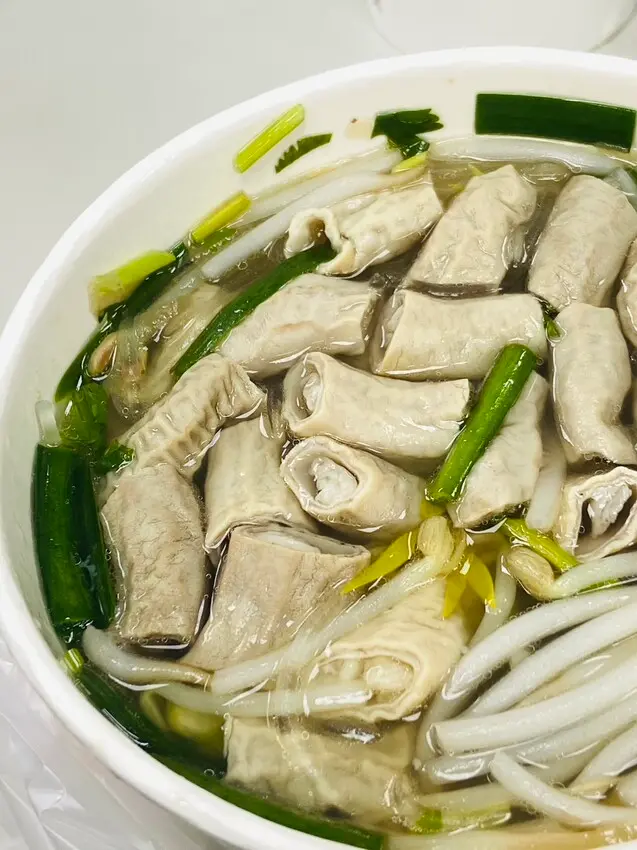 台北市士林區士林基河路 中式早餐店 福記-豬腸冬粉，油飯，乾麵 黑白切 早上6點營業賣完提早打烊 老士林推薦的人氣早餐