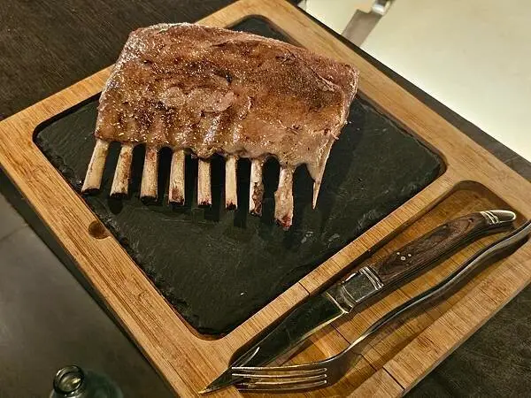 (胖樺食記)信義安和站推薦肉食者天堂「疆羊大道」/台北推薦美食/高CP值法式羊排帶骨牛小排/完整菜單不收服務費開瓶費