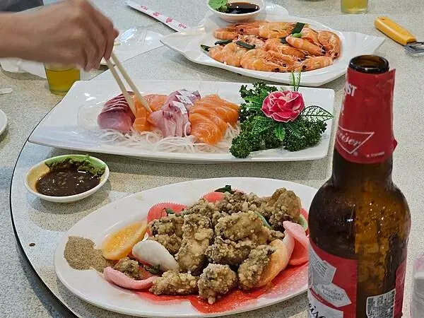 (胖樺食記)頭城推薦海鮮餐廳「珍香活海鮮」/宜蘭衝浪完覓食好去處/新鮮活海產啤酒生魚片