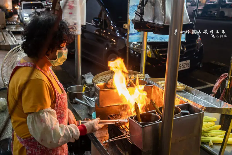 台中市北屯區東山路無名碳烤玉米 | 台中北屯在地人從小吃到大的50年老店美食～