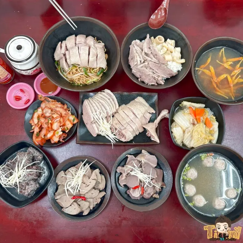 桃園市中壢區桃園中壢鼎新鵝肉飯玉里麵中原店。不用去花蓮也吃得到多汁又嫩的去骨鵝腿玉里麵！ (菜單營業時間地址電話) - 跟著踢小米吃喝玩樂趣