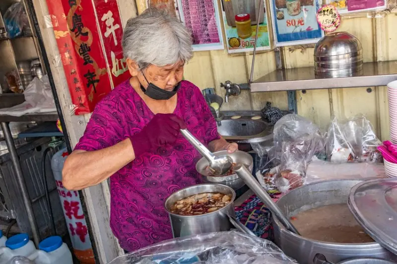 屏東縣東港鎮秋月肉粿、飯湯｜阿嬤真的怕你餓！在地經營四十年超大碗公飯湯、肉粿
