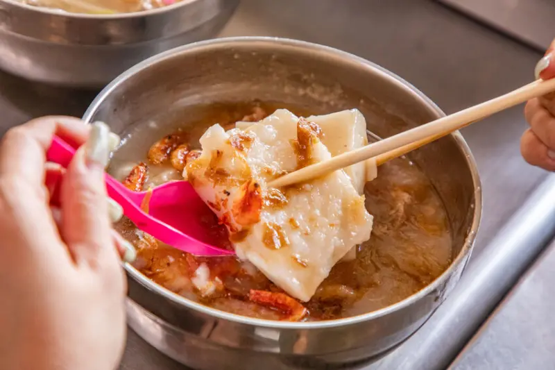 屏東縣東港鎮秋月肉粿、飯湯｜阿嬤真的怕你餓！在地經營四十年超大碗公飯湯、肉粿