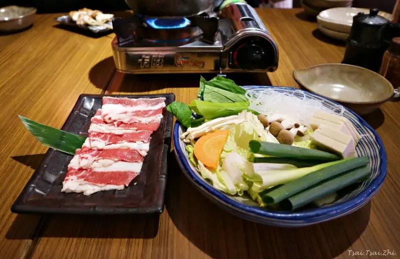 [台北中正]和民居食屋(站前店)|一個人也能吃的壽喜燒鍋，桂丁土雞肉串(2串)60元有找！