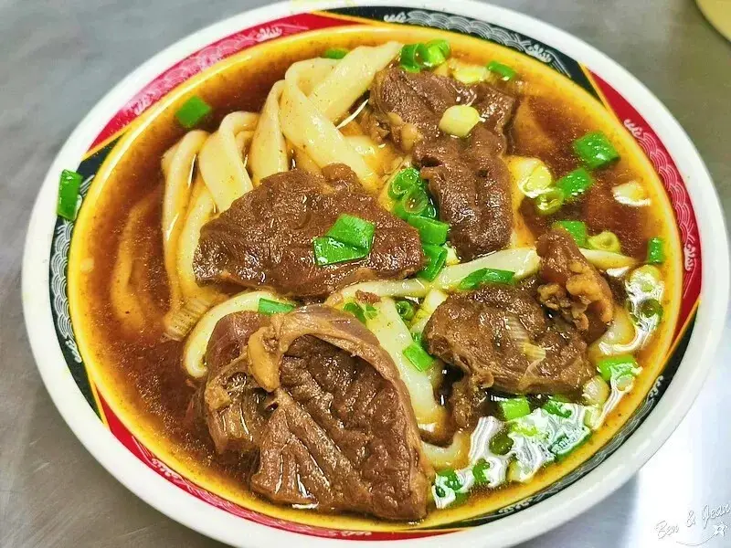 周記手工家常麵》手擀刀切麵超Q有勁道，牛肉麵招牌熗鍋麵是城中市場必吃