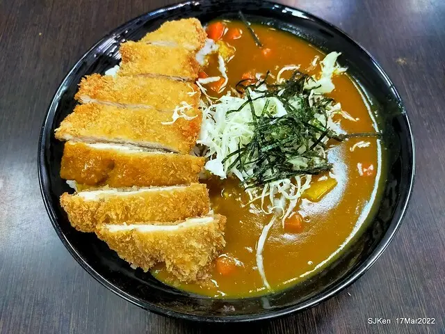 (北捷忠孝新生站巷弄美食)「咖食堂」--- 「咖哩雞排飯」香滑鮮嫩汁濃，「雞米花」與「可樂餅」酥脆爽口好滋味!