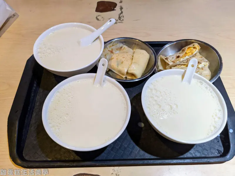 【台北食記】阜杭豆漿 - 台北必吃早餐名單，想吃跟著國外朋友一起排隊吧