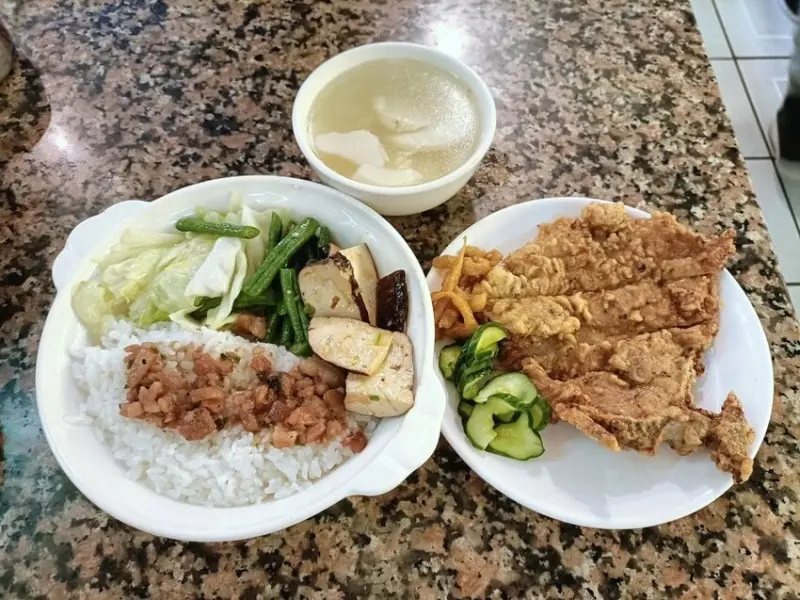 台北西門町美食|東一排骨總店，40多年的美味~排骨軟Q軟Q老爸的最愛!