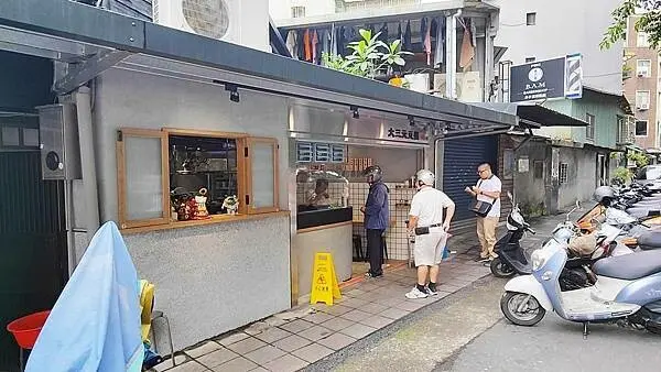 大三元豆漿店｜手工現做現煎的手工蛋餅，一出爐馬上賣光光，常常需要排隊等候
