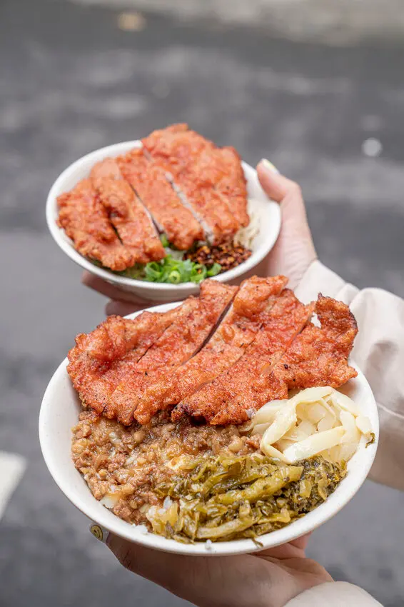 ▲中正紀念堂美食推薦：南門福州傻瓜乾麵，不只招牌傻瓜乾麵，炸排骨飯、炸排骨麵也很有人氣 /算命的說我很愛吃 提供、WalkerLand窩客島整理