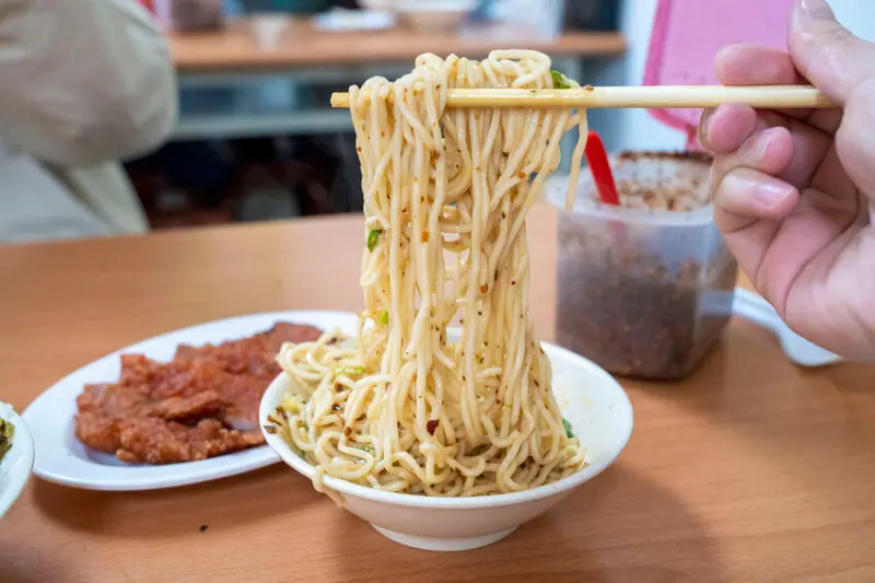 台北 南門福州傻瓜乾麵｜道地福州麵跟著黑板教學吃，為了紅糟排骨而來～～ · 算命的說我很愛吃