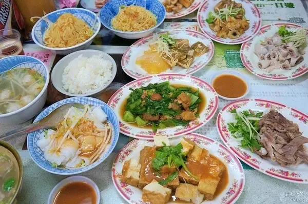 阿英小吃部》阿英魚雜食尚玩家推薦，綜合煙燻魚雜好美味，蘇澳火車站旁美食老店