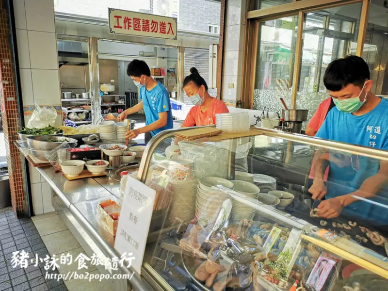 高雄。鹽埕》阿進切仔麵。鹽埕在地60年黑白切人氣老店