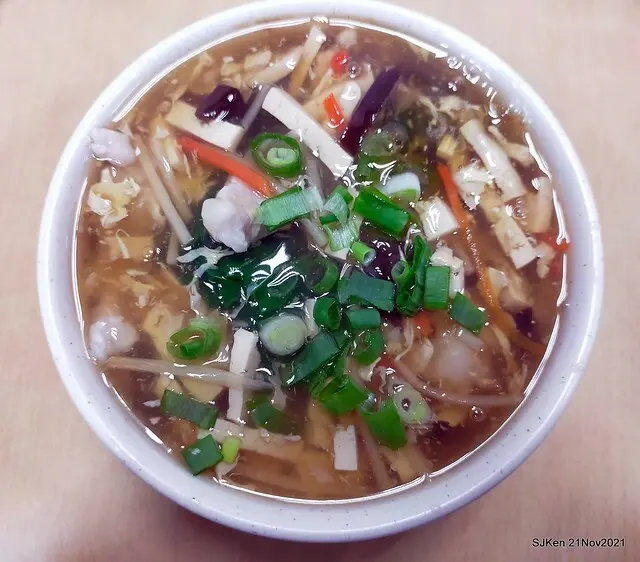 《小樂天餃子館》--- 料多湯濃大滷麵，特色小菜豬肉凍好爽口! 