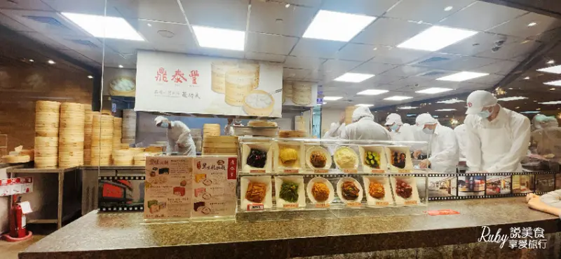 【台北美食】鼎泰豐小籠包，中式餐點及經典十八摺薄透的麵皮，肉汁飽滿，清甜可口，排骨蛋炒飯經典每位必點，觀光客必朝聖的美食