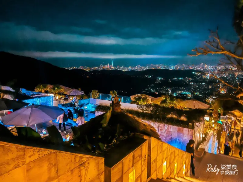 【陽明山景觀餐廳】THETOP屋頂上 陽明山百萬等級的夜景俯瞰台北迷人的夜景，燈光美氣氛佳最佳約會地點推薦