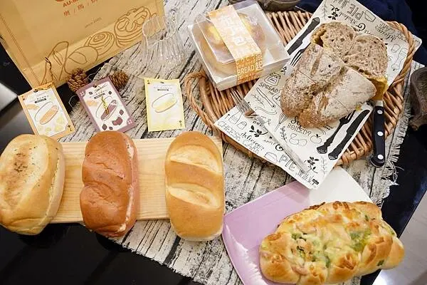 台北市大安區誰說４不順利？【奧瑪烘焙AUMA BAKERY】逢4必有優惠！以平價的麵包、西點，打造優秀好吃的滋味～高雄伴手禮