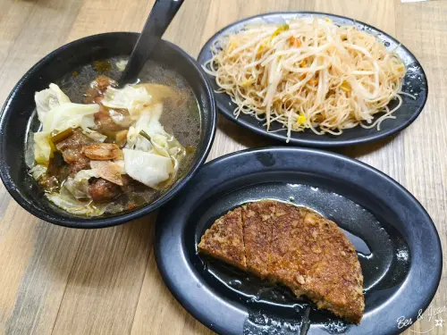 娥嬤炖鰻(原昌吉街紅燒鰻)紅燒鰻湯搭配古早味炒米粉，必點紅燒炖鰻、炒米粉、魚卵、魚卵湯，熱賣一甲子美味