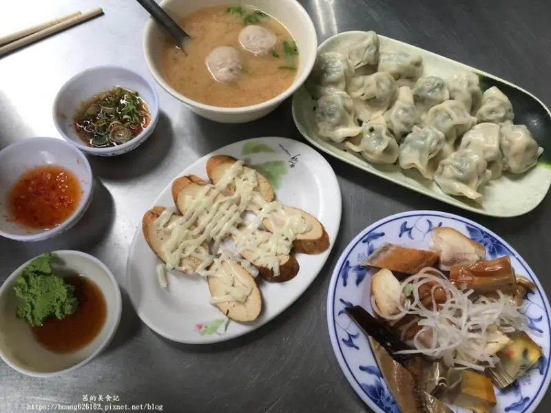 【台北大同區 】大稻埕百年老店『阿華鯊魚烟』除了鯊魚烟好吃外東北水餃.魚卵都是必點的~