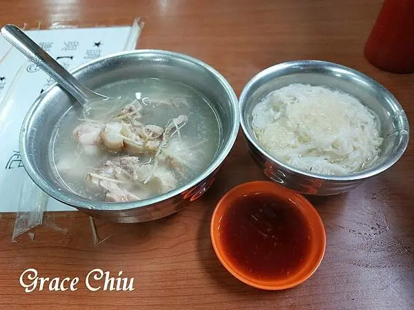 大稻埕慈聖宮前～許仔豬腳麵線，白湯豬腳還不賴