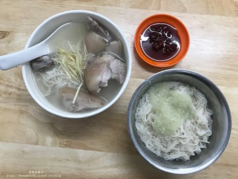 【台北大同區 】台北大稻埕慈聖宮美食『許仔豬腳麵線』原來白麵線加上蒜泥那麼絕配,豬腳湯還能無限續加~