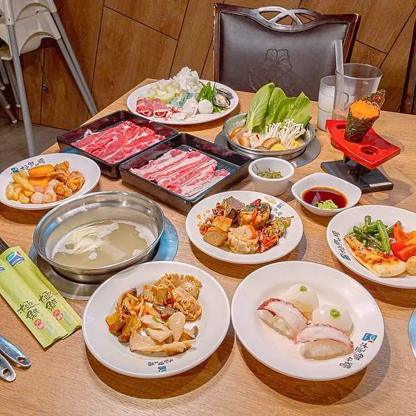 壽司、手捲豐富熟食，還有珍奶、各種甜點的無限供應，板橋火鍋吃到飽推薦 | 【新北 板橋區】極鮮火鍋板橋店