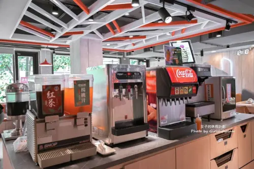 營業至凌晨4點老字號平價連鎖火鍋，自助吧除了汽水飲料還有楊枝甘露 、愛文芒果霜淇淋小美冰淇淋等可以吃到飽喝到飽，CP值有夠高