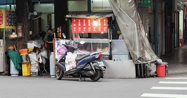 【板橋美食】懷念臭豆腐｜被臭豆腐耽誤的超大份量美味乾意麵小吃店！