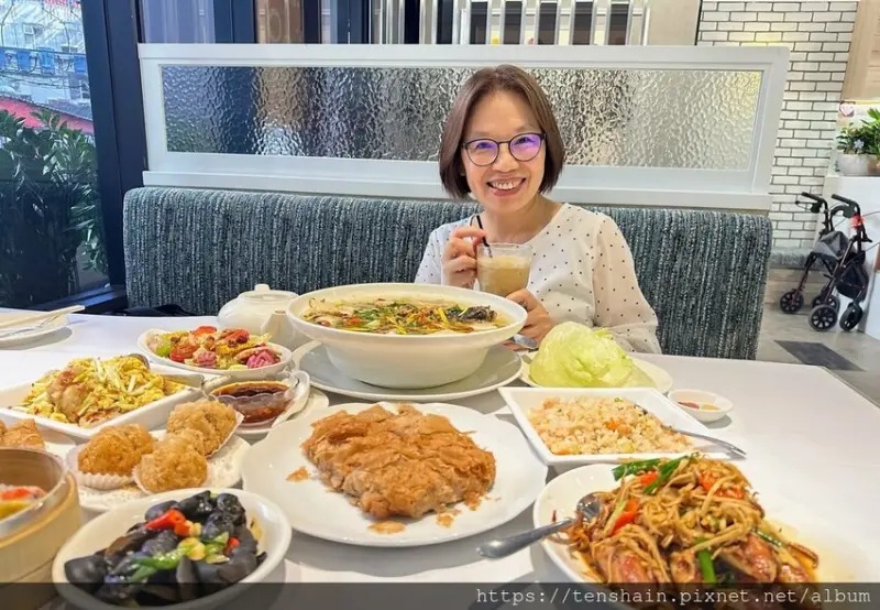 【新店港式飲茶 聚餐】乾隆坊 │ 英式時髦裝潢很豪華，平價港式點心、各地名菜超佛心！酸辣水煮魚、蜂巢芋角必點！