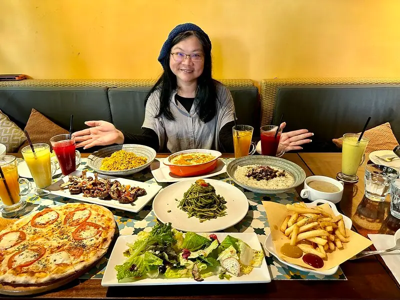 【台灣，新北市，新店】安坑輕軌沿線吃美食～布佬廚房Bruce's Kitchen（新店總店），一間有故事的店。（安坑美食，新北素食，新店素食）