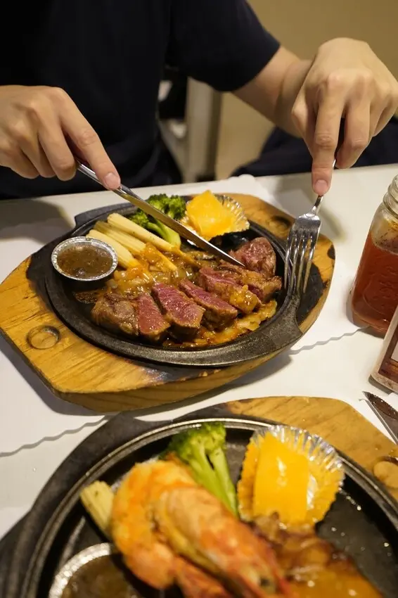 爹地廚房－平價但超值的牛排館、沙拉、餐前麵包、酥皮濃湯、主菜、甜點、飲料，永和美食推薦