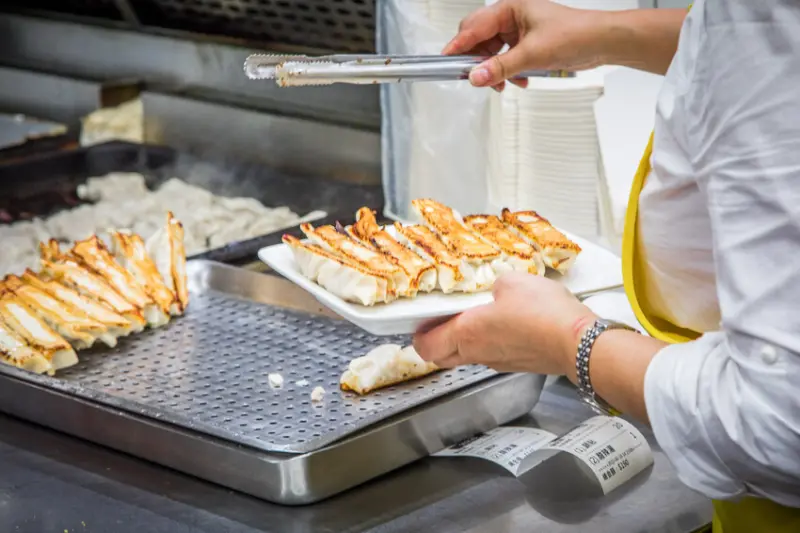 新北市永和區佳佳香鍋貼永和本店｜在地鍋貼霸主無誤！離峰時間生意ㄧ樣超好，大顆好吃又不貴脆皮鍋貼