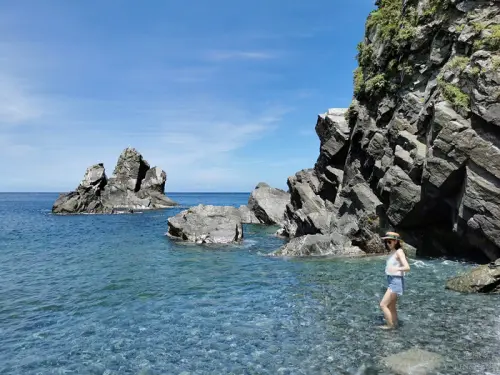宜蘭景點》粉鳥林漁港 神秘沙灘～超人氣打卡美拍秘境，夢幻湛藍海灣！海上怪石嶙峋奇岩林立｜南澳免門票景