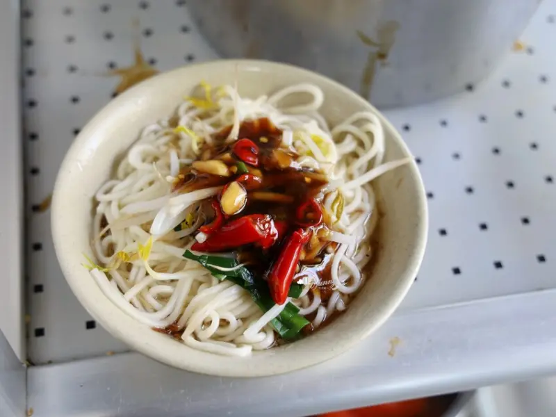 頂埔站 | 工業區烏醋麵 一定要加獨家秘醬 還有特別的眼睛湯