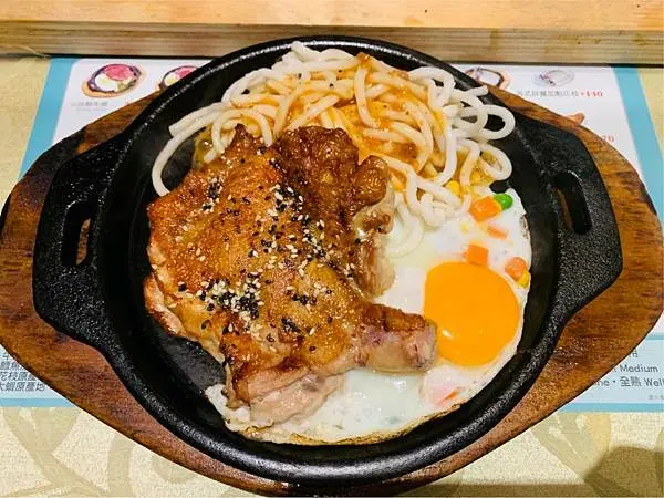 【新北 三重】家堤牛排館三重店//食尚玩家繡惠姐推薦 中興橋下內建夜市的平價牛排館 超值自助吧吃到飽 品項多又美味