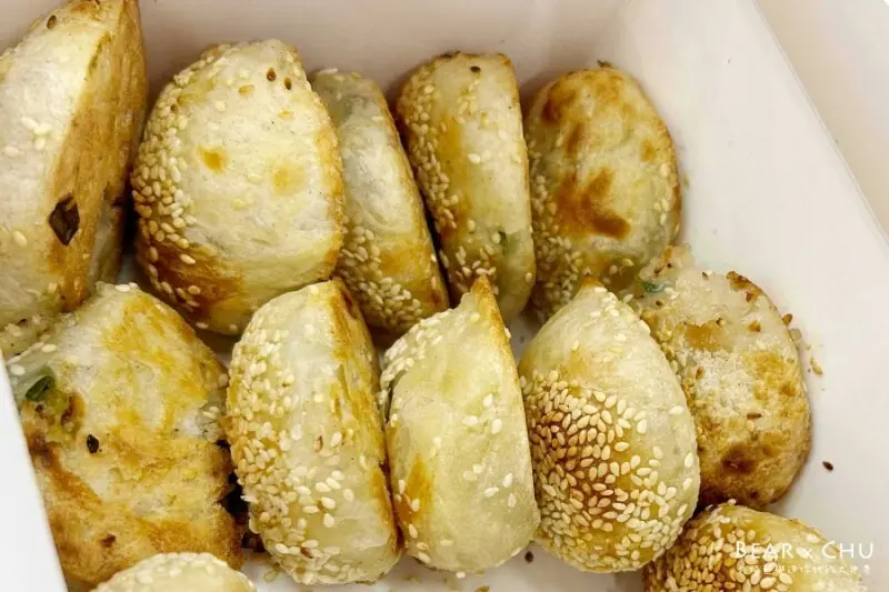 新北三重美食推薦｜名店龍門路胡椒餅的小酥餅・炭烤香氣、扎實有彈性