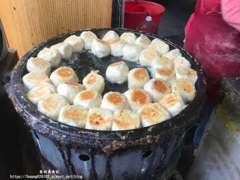 ▲三重銅板小吃推薦必吃8元水煎包：孫記素食水煎包，營業時間從早上5點就開始賣 /茜的美食記 提供、WalkerLand窩客島整理